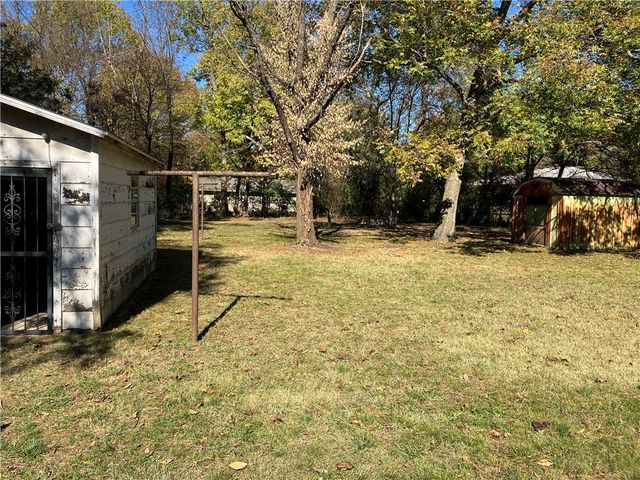 2120 W Wedington Drive, Fayetteville, AR 72701