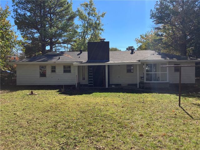 2120 W Wedington Drive, Fayetteville, AR 72701