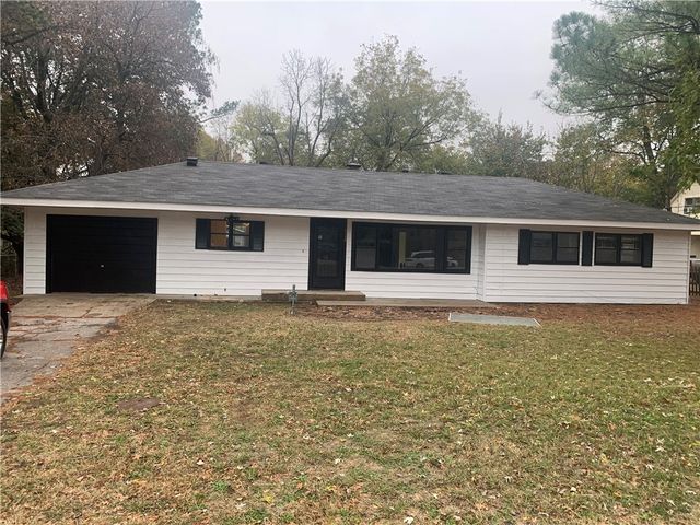 2120 W Wedington Drive, Fayetteville, AR 72701