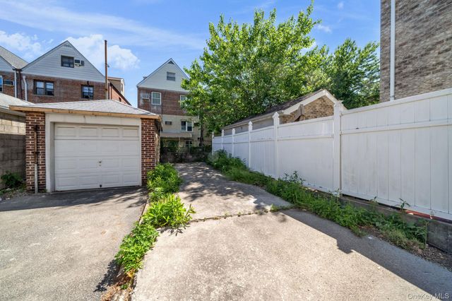 1014 Quincy Avenue, Bronx, NY 10465
