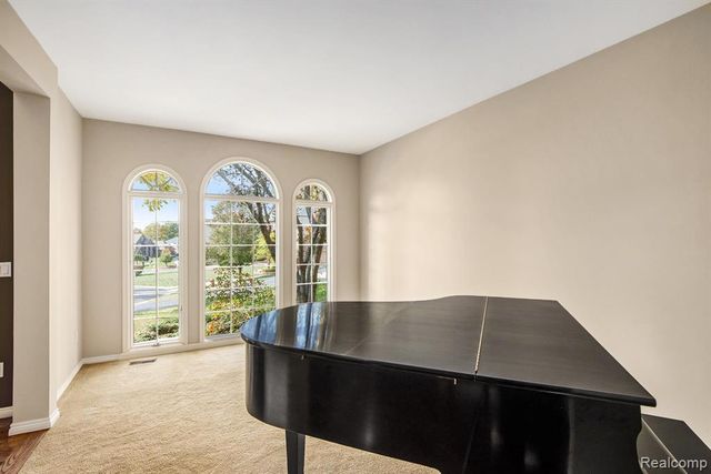 5641 Golf Pointe Drive, Clarkston, MI 48348