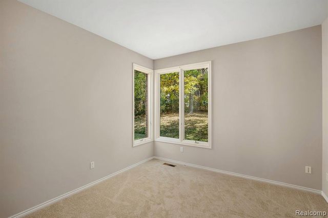 5641 Golf Pointe Drive, Clarkston, MI 48348