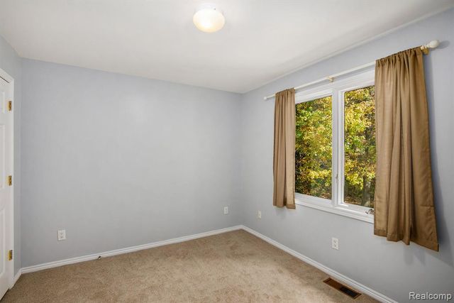 5641 Golf Pointe Drive, Clarkston, MI 48348