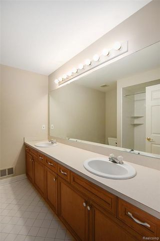 5641 Golf Pointe Drive, Clarkston, MI 48348