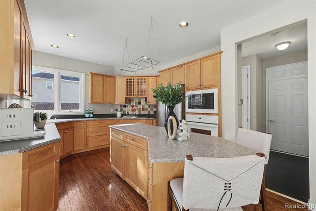 5641 Golf Pointe Drive, Clarkston, MI 48348