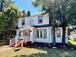 215 W E St, Iron Mountain, MI 49801