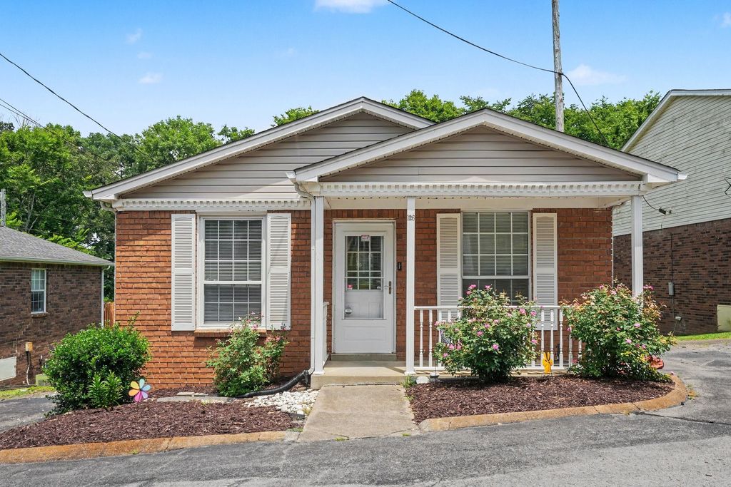 126 Five Oaks Dr, Nashville, TN 37217