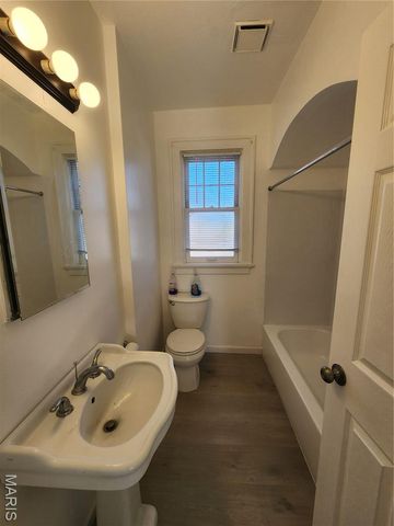 10001 Lark Avenue, Unincorporated, MO 63125