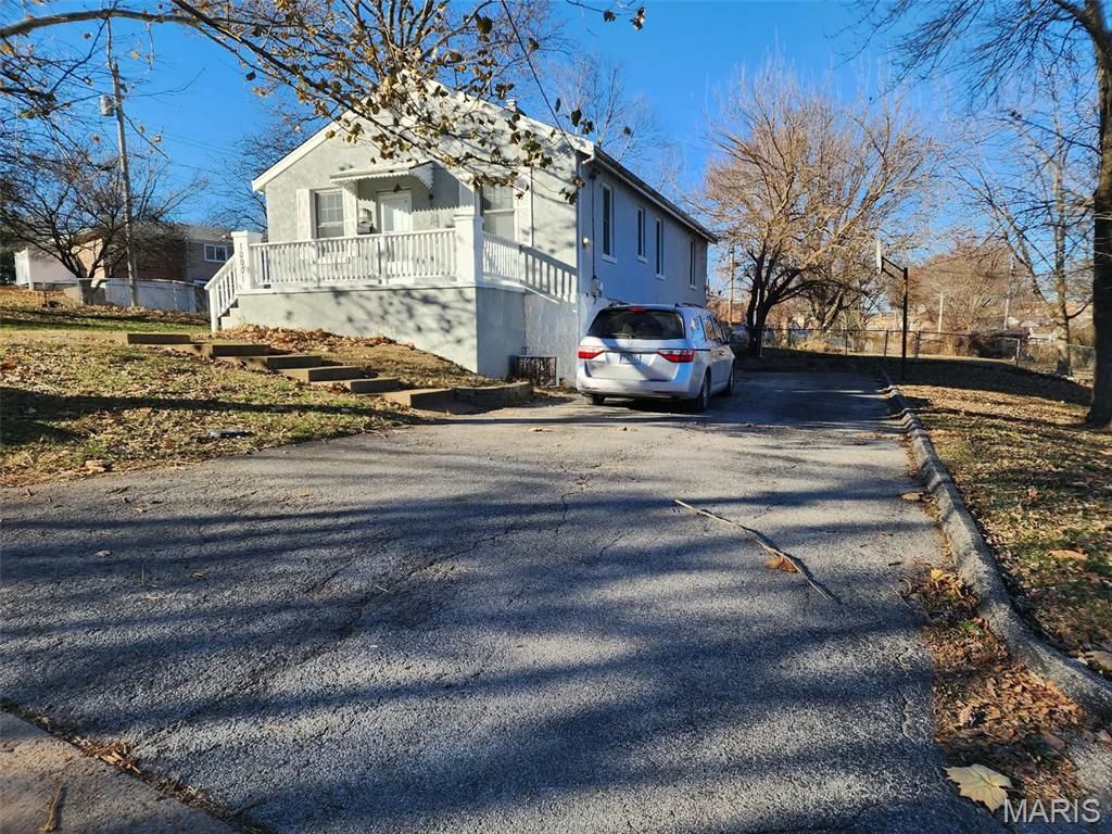 10001 Lark Avenue, Unincorporated, MO 63125