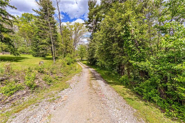 324 Fenfield Dr, Unity Twp, PA 15650