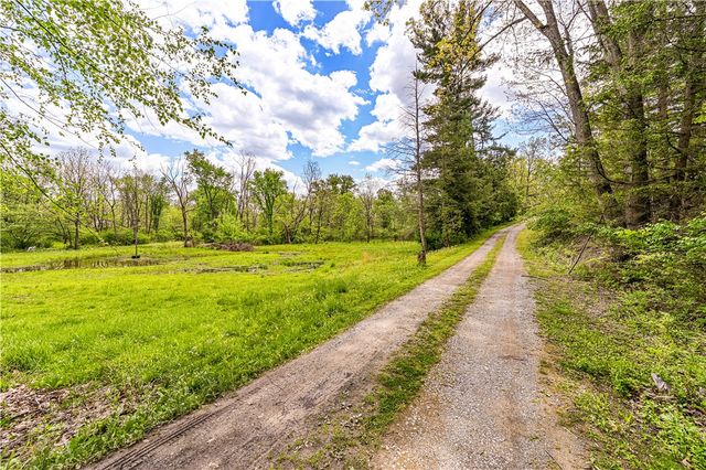324 Fenfield Dr, Unity Twp, PA 15650
