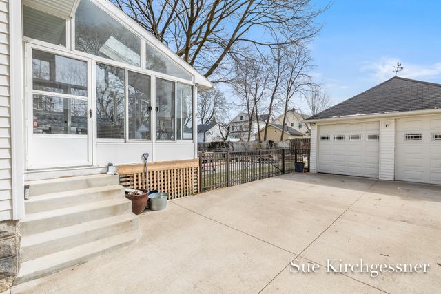 674 Lovett Avenue Se, East Grand Rapids, MI 49506