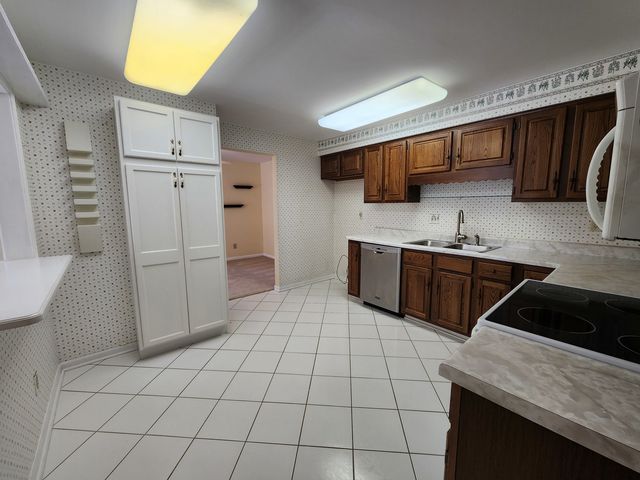 1050 S Nelson Avenue 4, Kankakee, IL 60901