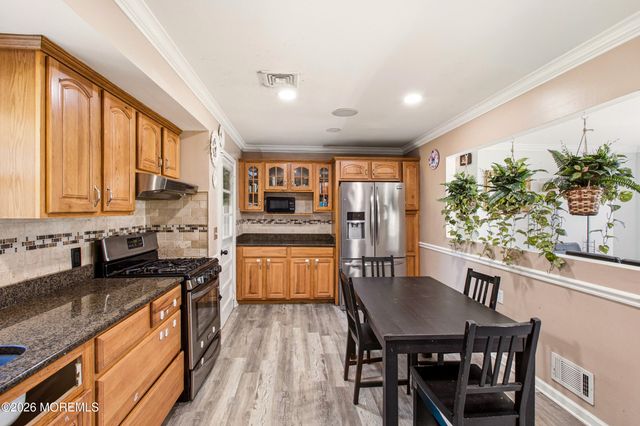 9 Hemlock Court, Jackson, NJ 08527