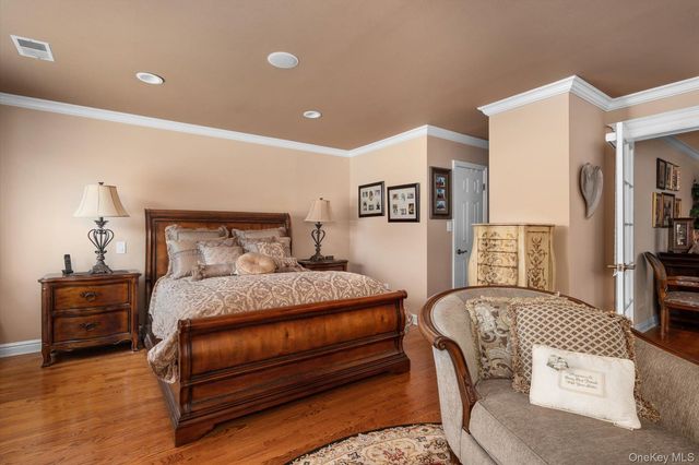 53 Chestnut Lane, Woodbury, NY 11797