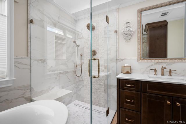 53 Chestnut Lane, Woodbury, NY 11797