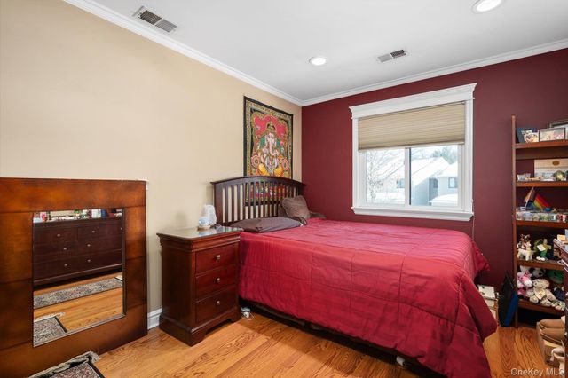 53 Chestnut Lane, Woodbury, NY 11797