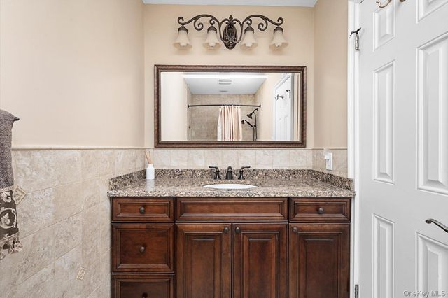 53 Chestnut Lane, Woodbury, NY 11797