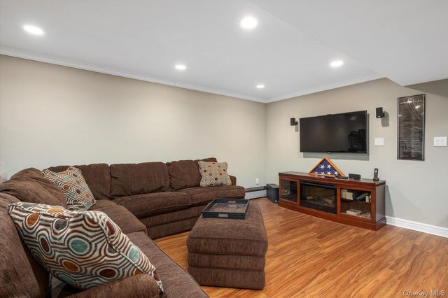 53 Chestnut Lane, Woodbury, NY 11797