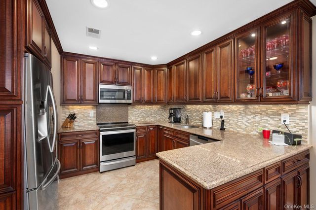 53 Chestnut Lane, Woodbury, NY 11797