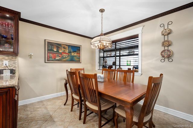 53 Chestnut Lane, Woodbury, NY 11797