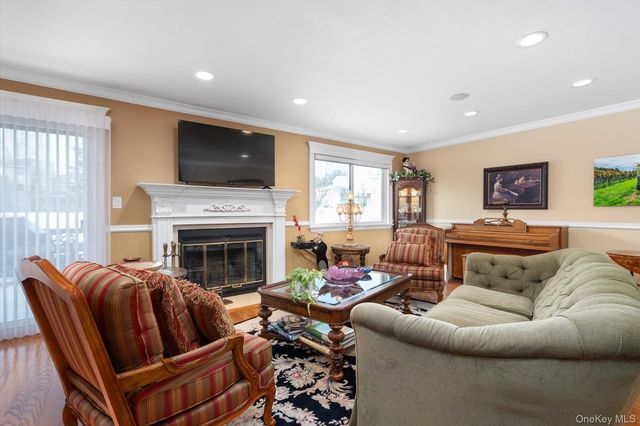 53 Chestnut Lane, Woodbury, NY 11797