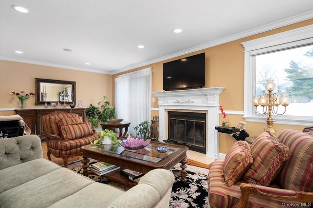 53 Chestnut Lane, Woodbury, NY 11797