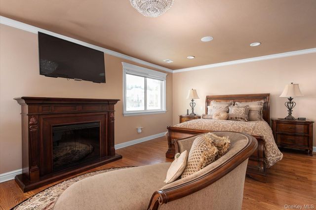 53 Chestnut Lane, Woodbury, NY 11797