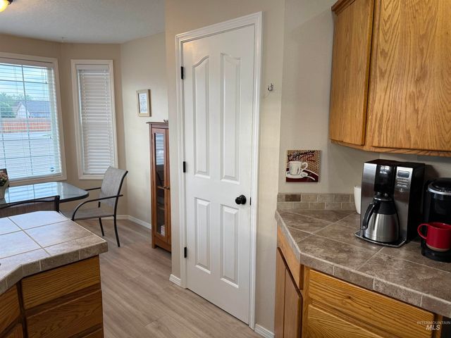 911 Sapphire Ct, Nampa, ID 83686
