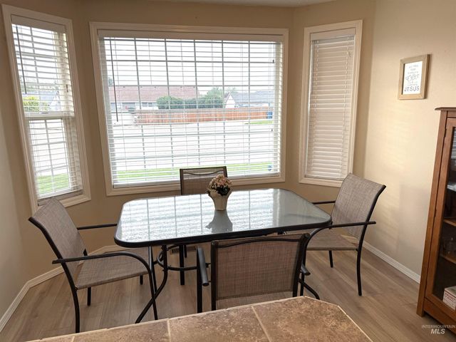 911 Sapphire Ct, Nampa, ID 83686