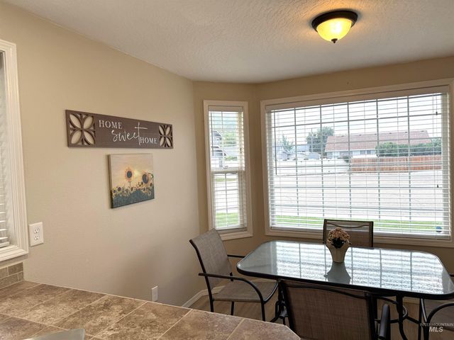 911 Sapphire Ct, Nampa, ID 83686