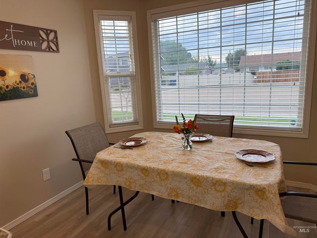 911 Sapphire Ct, Nampa, ID 83686