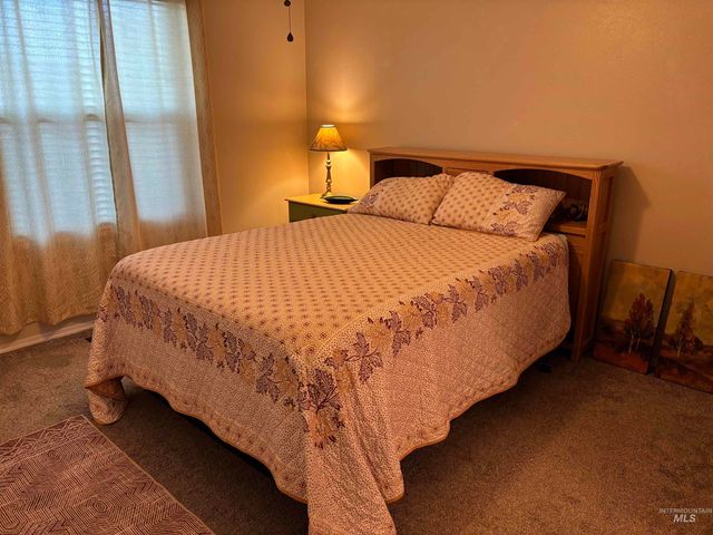 911 Sapphire Ct, Nampa, ID 83686