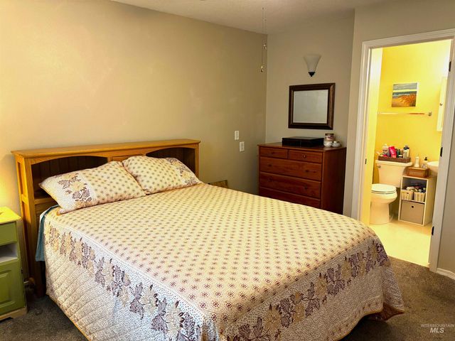 911 Sapphire Ct, Nampa, ID 83686