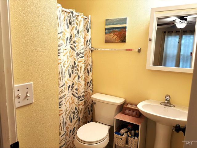 911 Sapphire Ct, Nampa, ID 83686