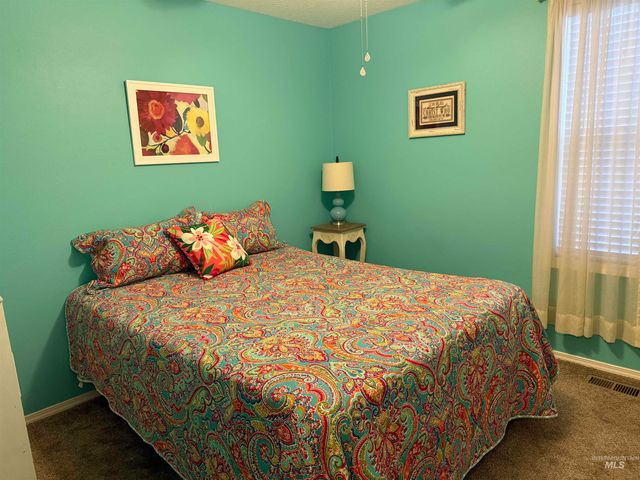 911 Sapphire Ct, Nampa, ID 83686