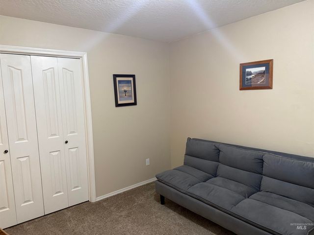 911 Sapphire Ct, Nampa, ID 83686