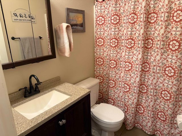 911 Sapphire Ct, Nampa, ID 83686