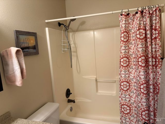 911 Sapphire Ct, Nampa, ID 83686