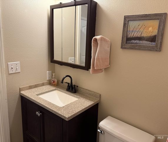 911 Sapphire Ct, Nampa, ID 83686