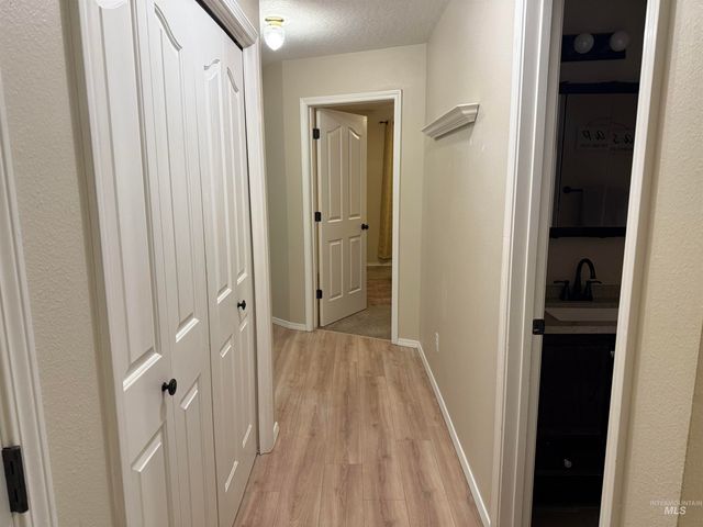 911 Sapphire Ct, Nampa, ID 83686