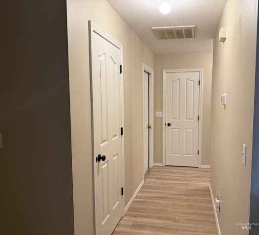 911 Sapphire Ct, Nampa, ID 83686