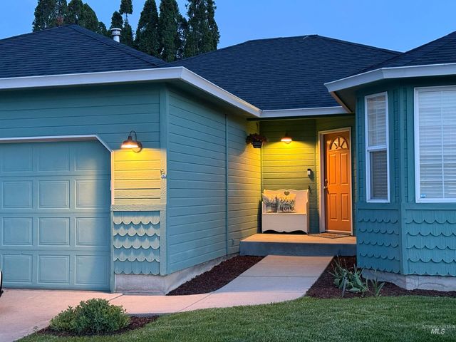 911 Sapphire Ct, Nampa, ID 83686