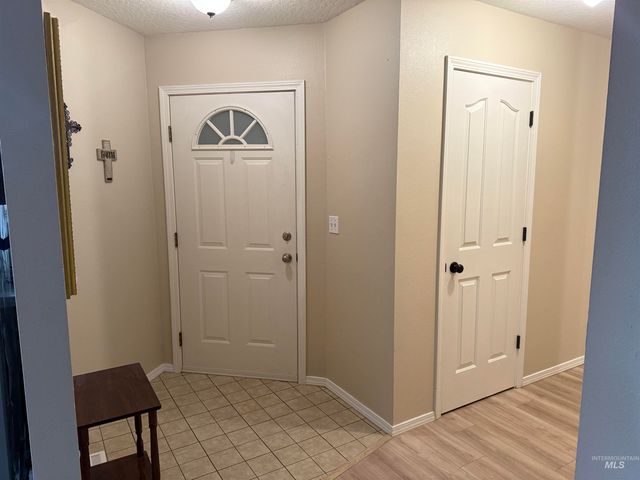 911 Sapphire Ct, Nampa, ID 83686