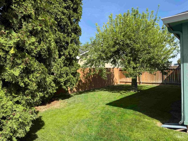 911 Sapphire Ct, Nampa, ID 83686