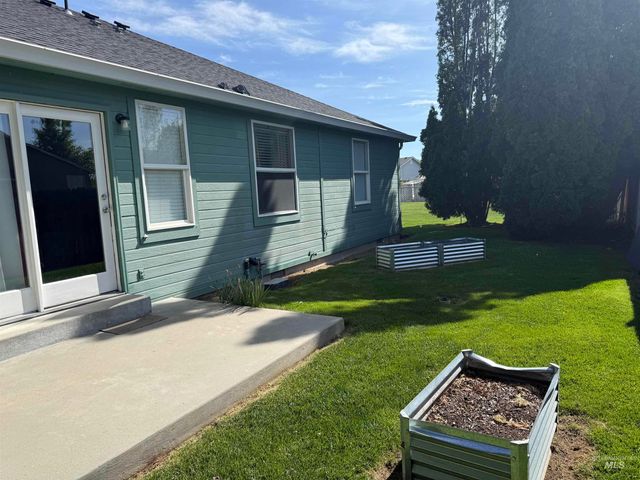 911 Sapphire Ct, Nampa, ID 83686