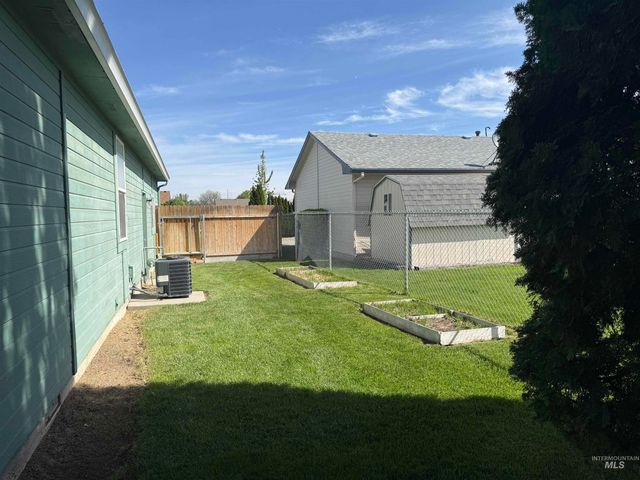911 Sapphire Ct, Nampa, ID 83686