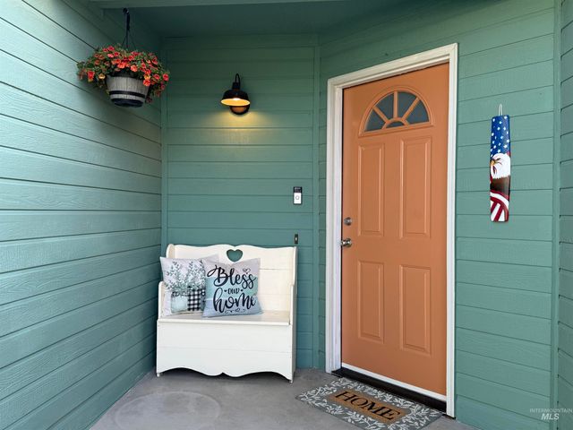 911 Sapphire Ct, Nampa, ID 83686