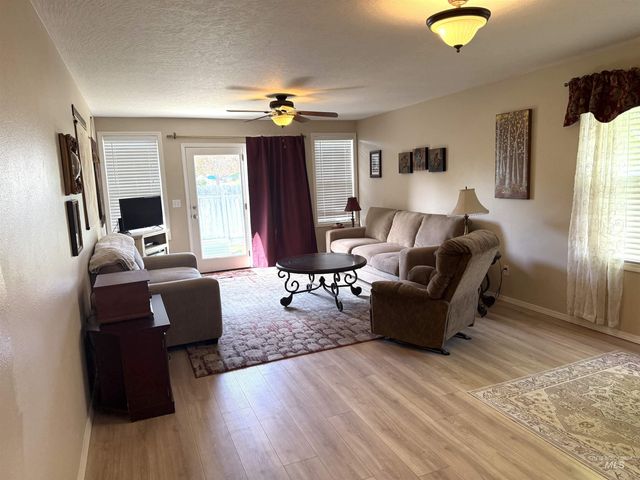 911 Sapphire Ct, Nampa, ID 83686