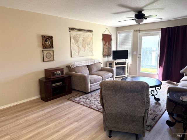 911 Sapphire Ct, Nampa, ID 83686